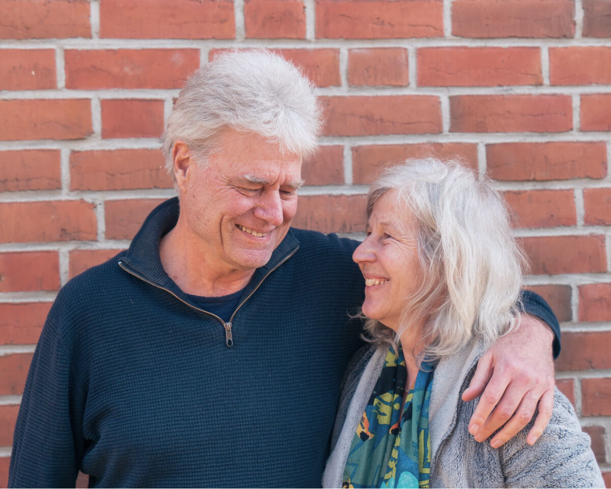 Ein aktuelles Foto von Dirk und Cordula vor der Wand ihres Hauses